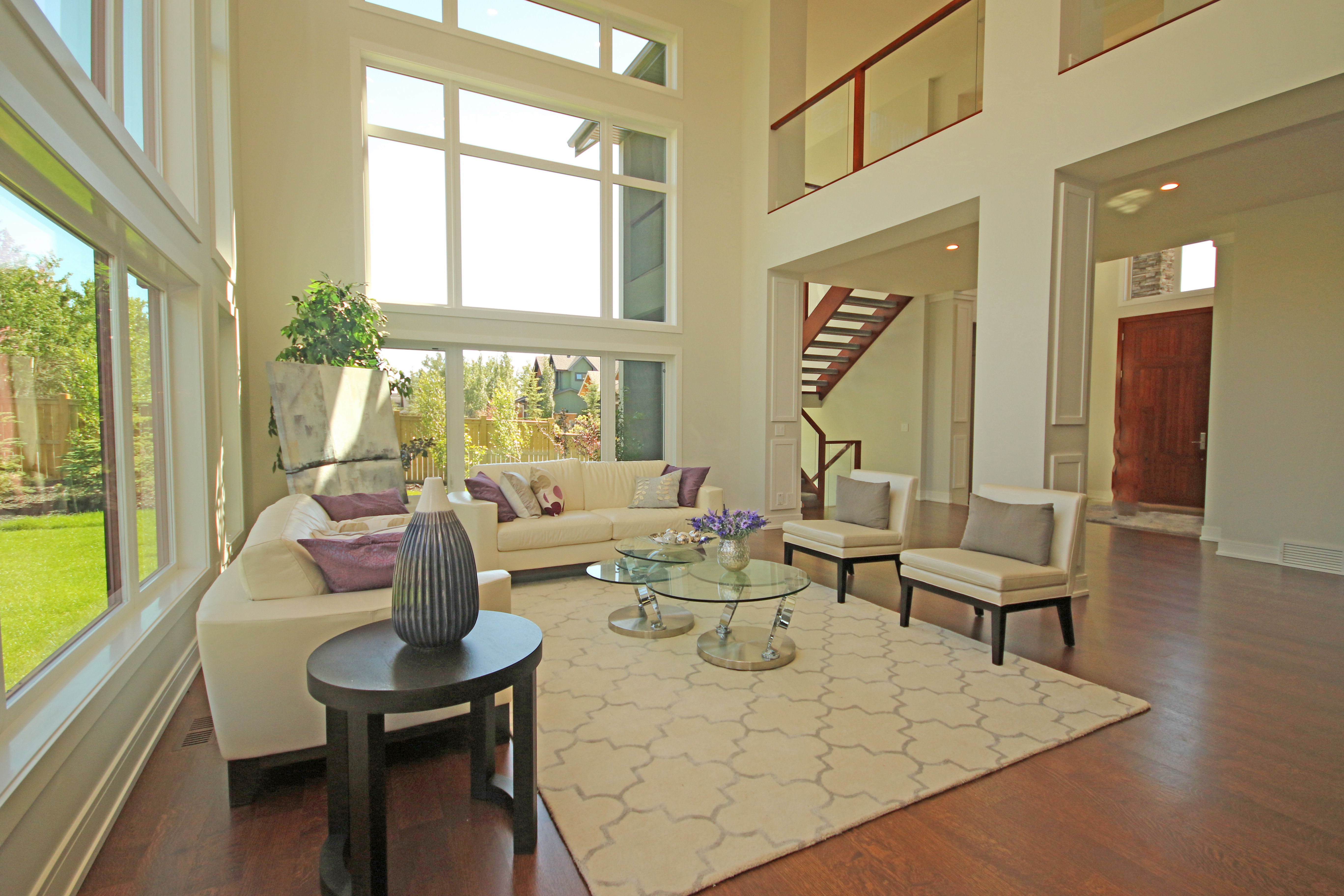 Bright open living room, walls painted paper white, trim oxfordwhite